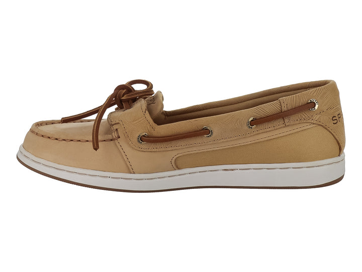 Zapato náutico Sperry color tan con textura grabada, cordones marrones y suela blanca.