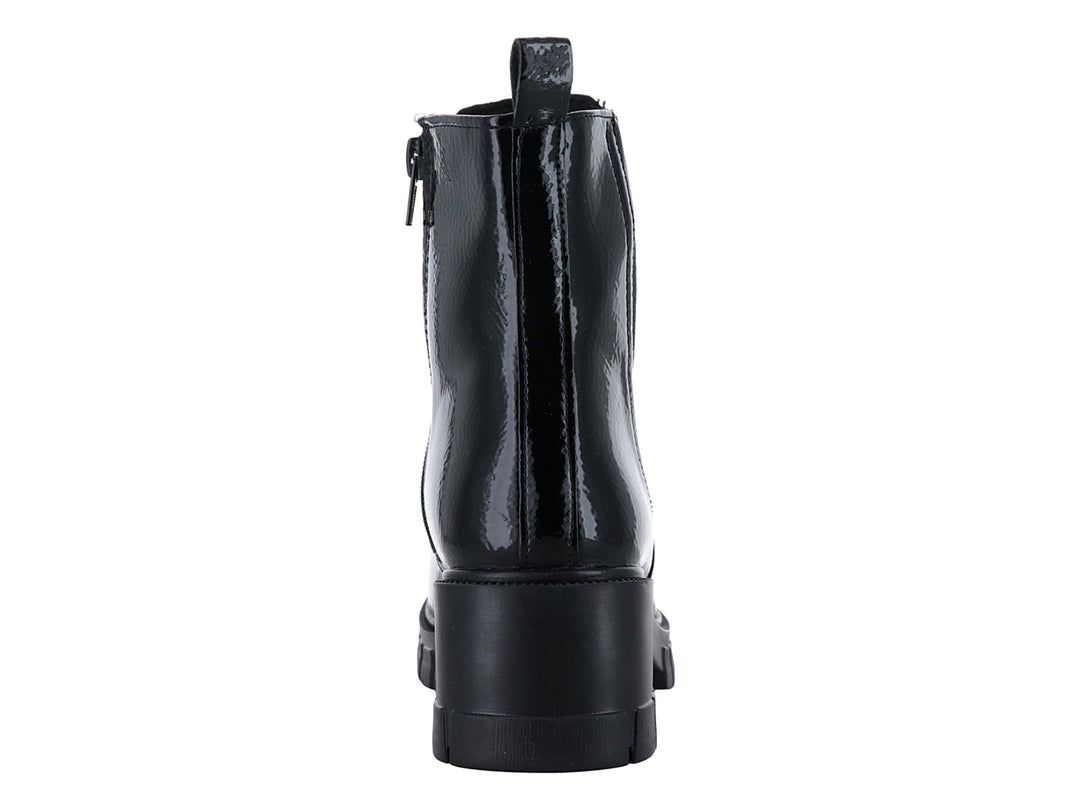 Botín negro de charol brillante con suela corrugada y panel elástico lateral.
