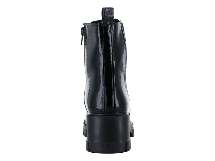 Botín negro de charol brillante con suela corrugada y panel elástico lateral.