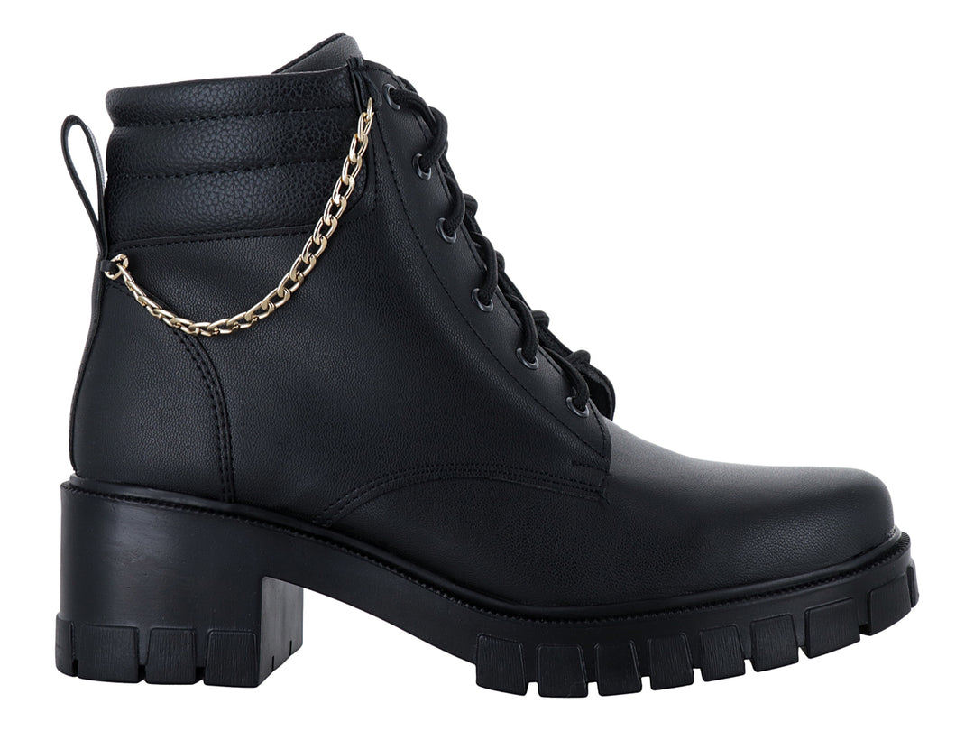 Bota negra de plataforma con tacón grueso, agujetas y detalle de cadena dorada lateral.
