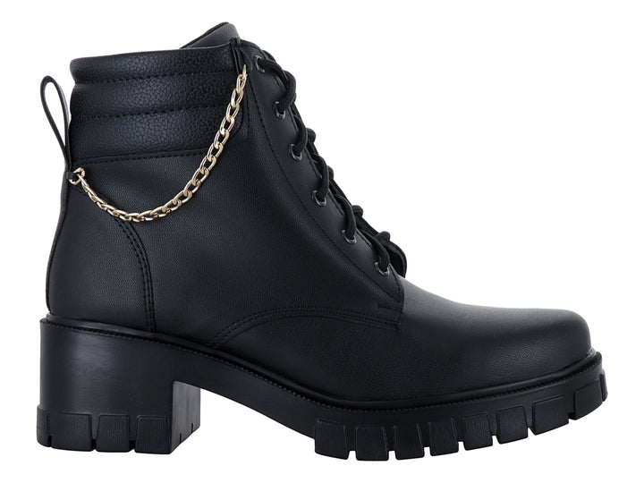 Bota negra de plataforma con tacón grueso, agujetas y detalle de cadena dorada lateral.