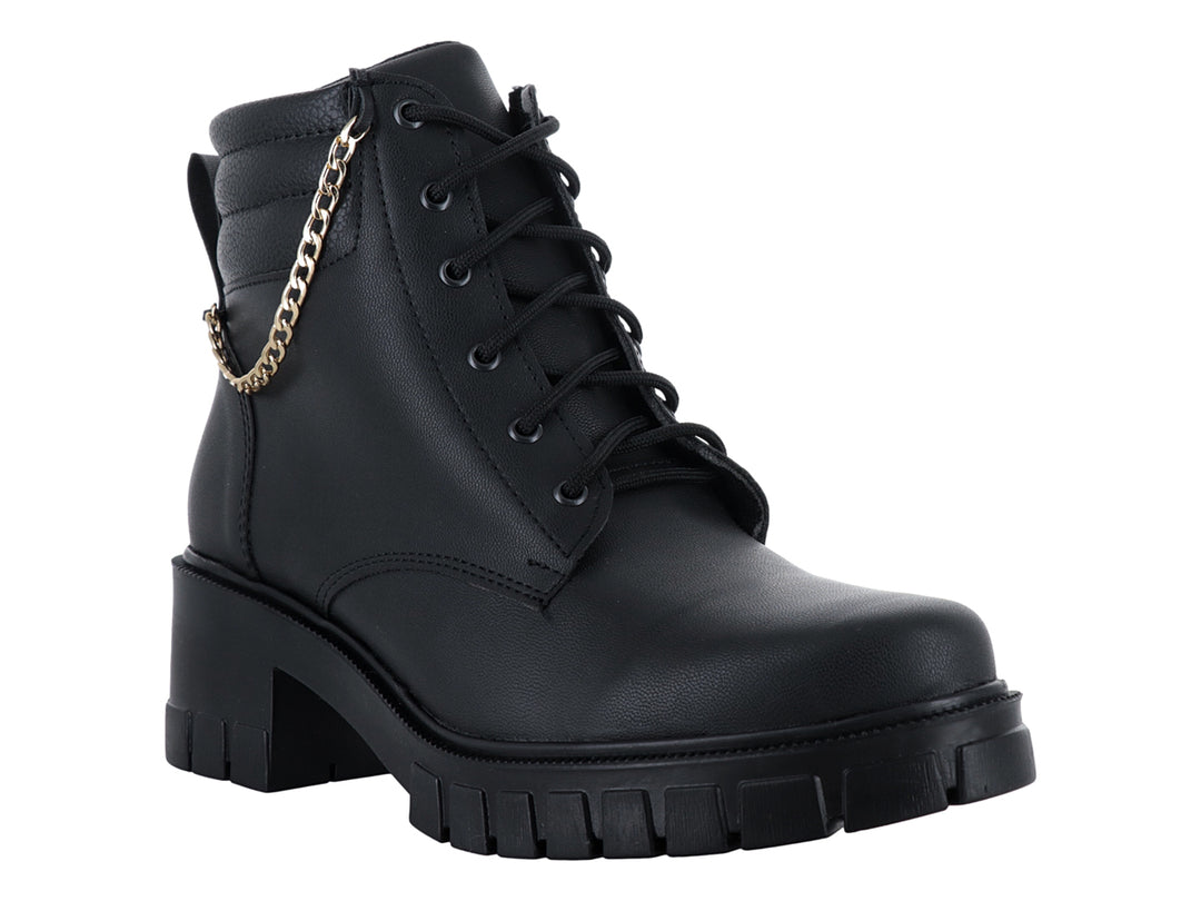 Bota negra de plataforma con tacón grueso, agujetas y detalle de cadena dorada lateral.