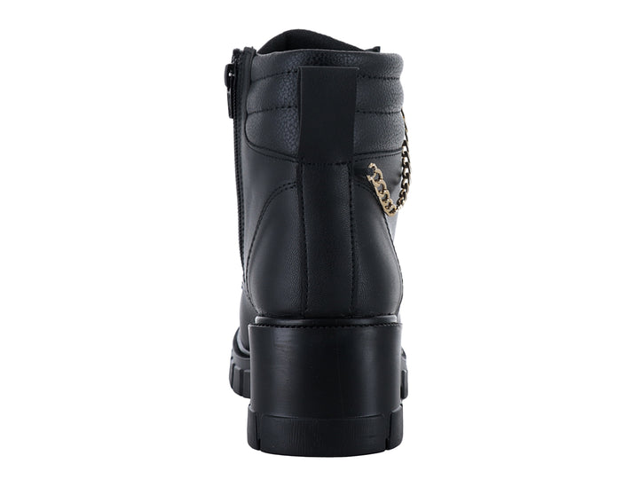 Bota negra de plataforma con tacón grueso, agujetas y detalle de cadena dorada lateral.