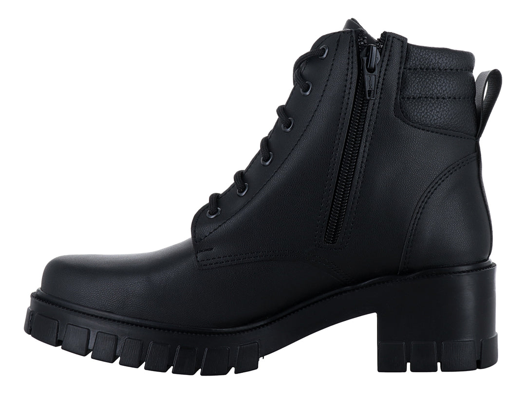Bota negra de plataforma con tacón grueso, agujetas y detalle de cadena dorada lateral.