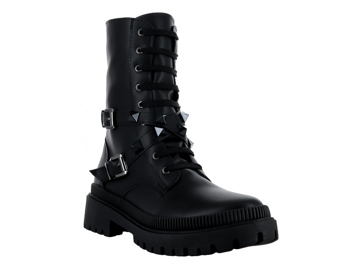 Bota negra de caña alta con suela track, detalles de hebillas y estoperoles plateados.