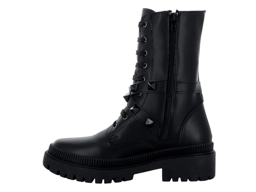 Bota negra de caña alta con suela track, detalles de hebillas y estoperoles plateados.