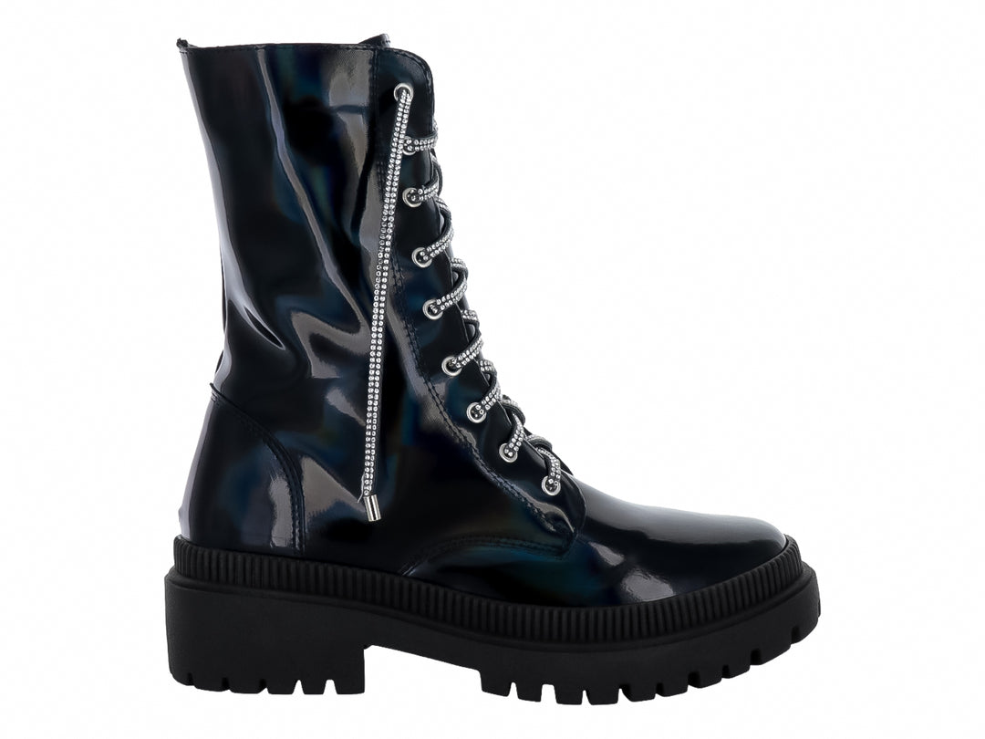 Botas negras brillantes de caña media con agujetas blancas y suela gruesa dentada.