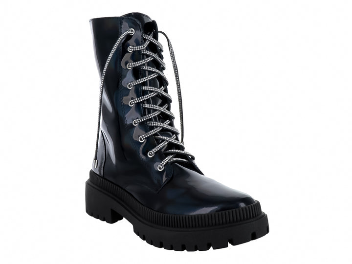 Botas negras brillantes de caña media con agujetas blancas y suela gruesa dentada.