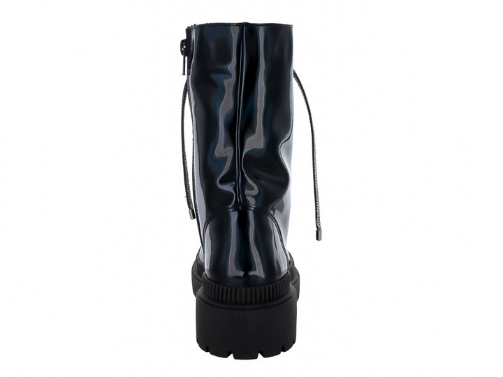 Botas negras brillantes de caña media con agujetas blancas y suela gruesa dentada.