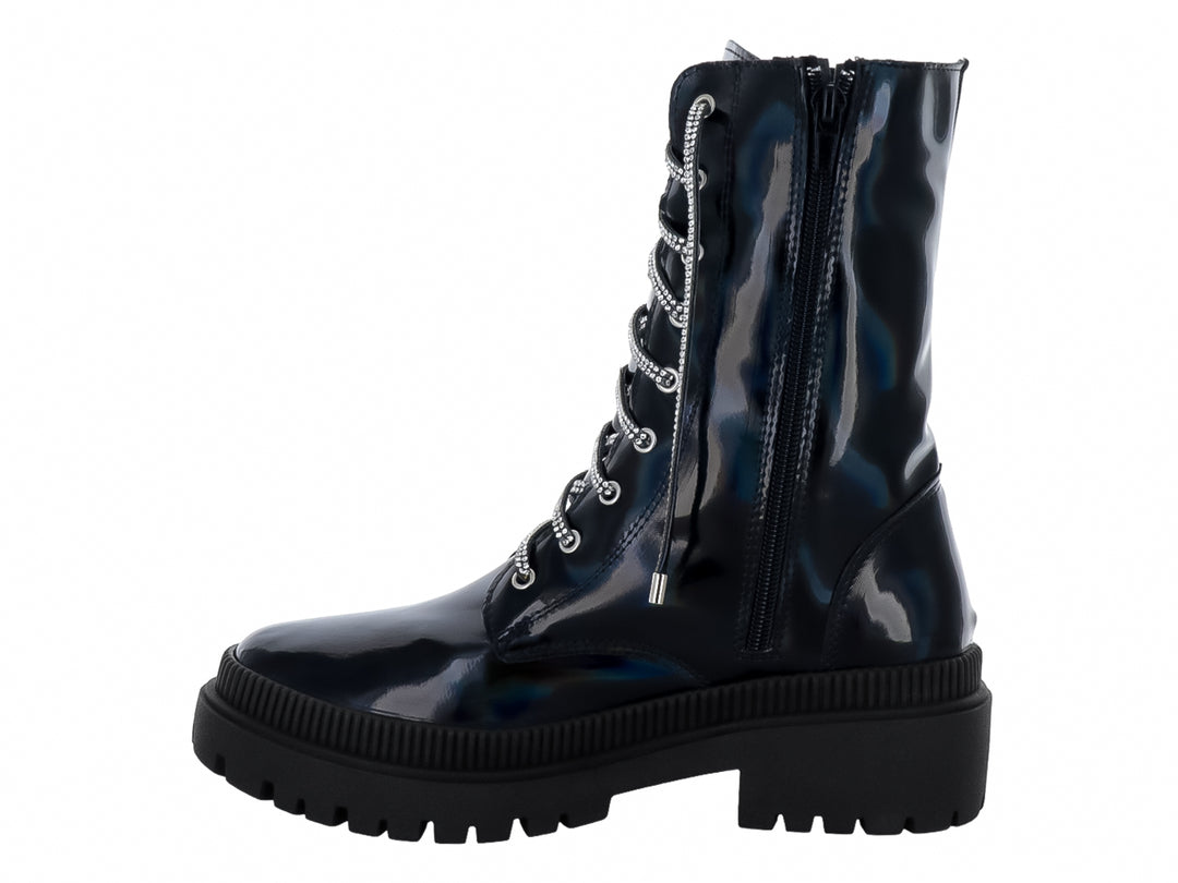 Botas negras brillantes de caña media con agujetas blancas y suela gruesa dentada.