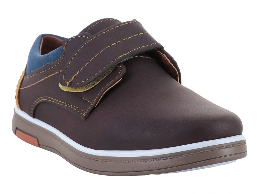 Zapato infantil color café con cierre de velcro y forro interior azul marino.