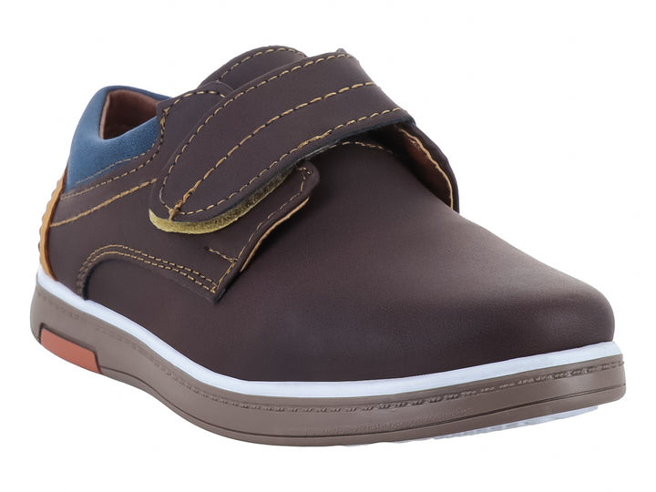 Zapato infantil color café con cierre de velcro y forro interior azul marino.