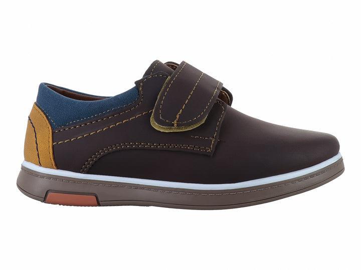Zapato infantil color café con cierre de velcro y forro interior azul marino.