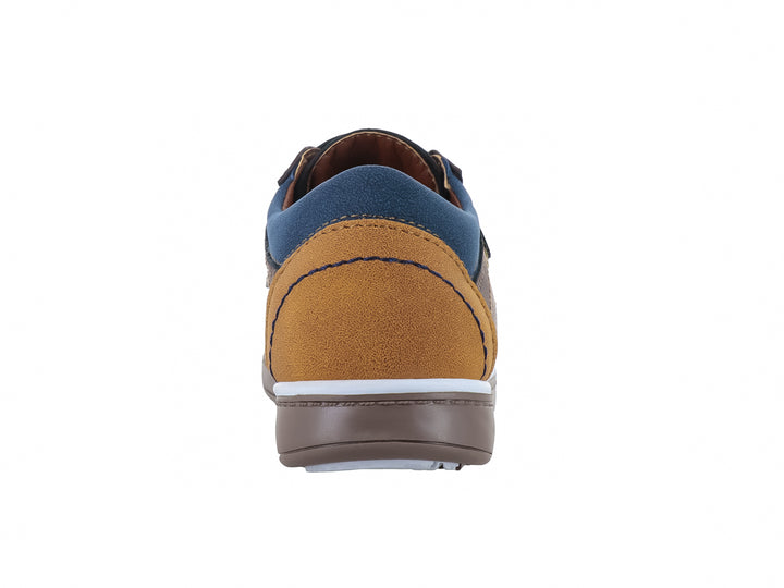 Zapato infantil color café con cierre de velcro y forro interior azul marino.