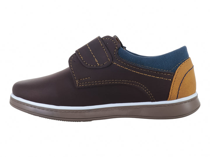 Zapato casual para niño color café con cierre de velcro y detalle azul en el interior.