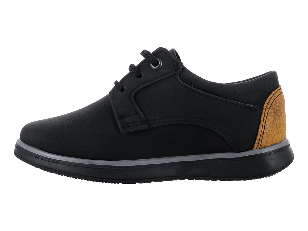 Zapato infantil color negro con detalles amarillos en el talón y cordones negros.