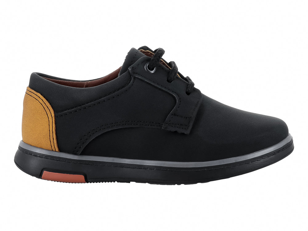 Zapato infantil negro de material nubuck con detalles amarillos y agujetas.