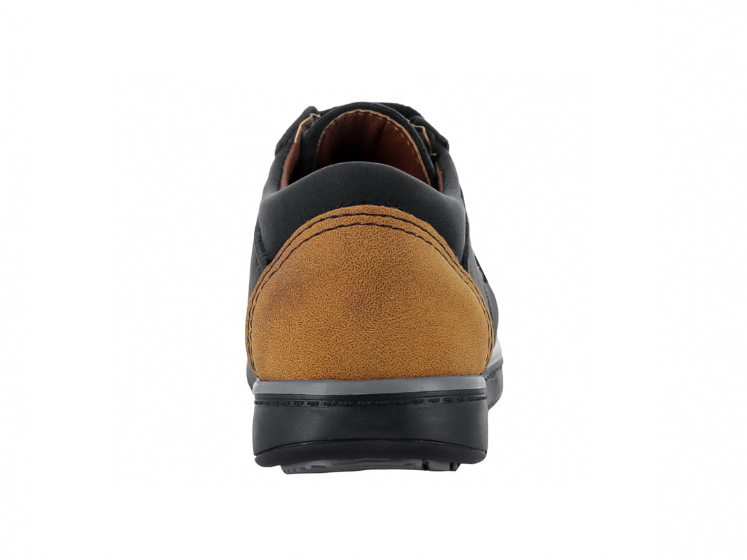 Zapato infantil negro de material nubuck con detalles amarillos y agujetas.