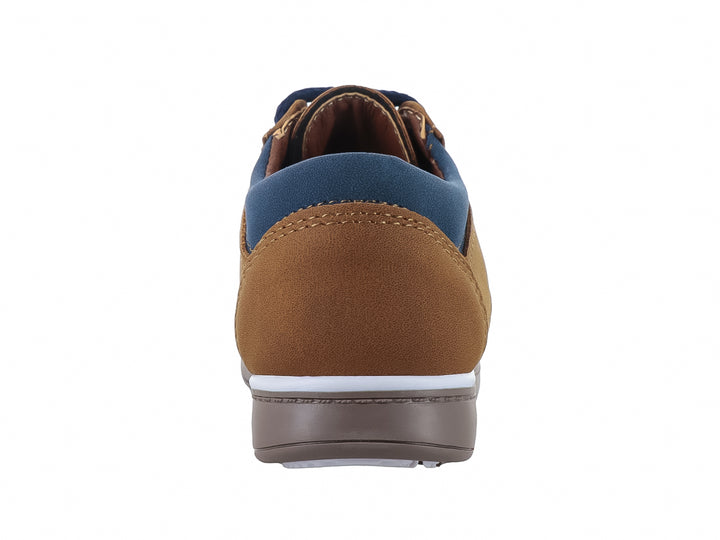 Zapato casual para niño color marrón con agujetas azul marino y suela blanca.