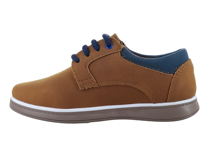 Zapato casual para niño color marrón con agujetas azul marino y suela blanca.