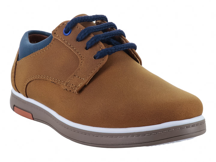 Zapato casual para niño en color tan con agujetas azul marino y suela blanca.