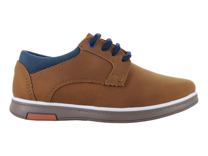 Zapato casual para niño en color tan con agujetas azul marino y suela blanca.
