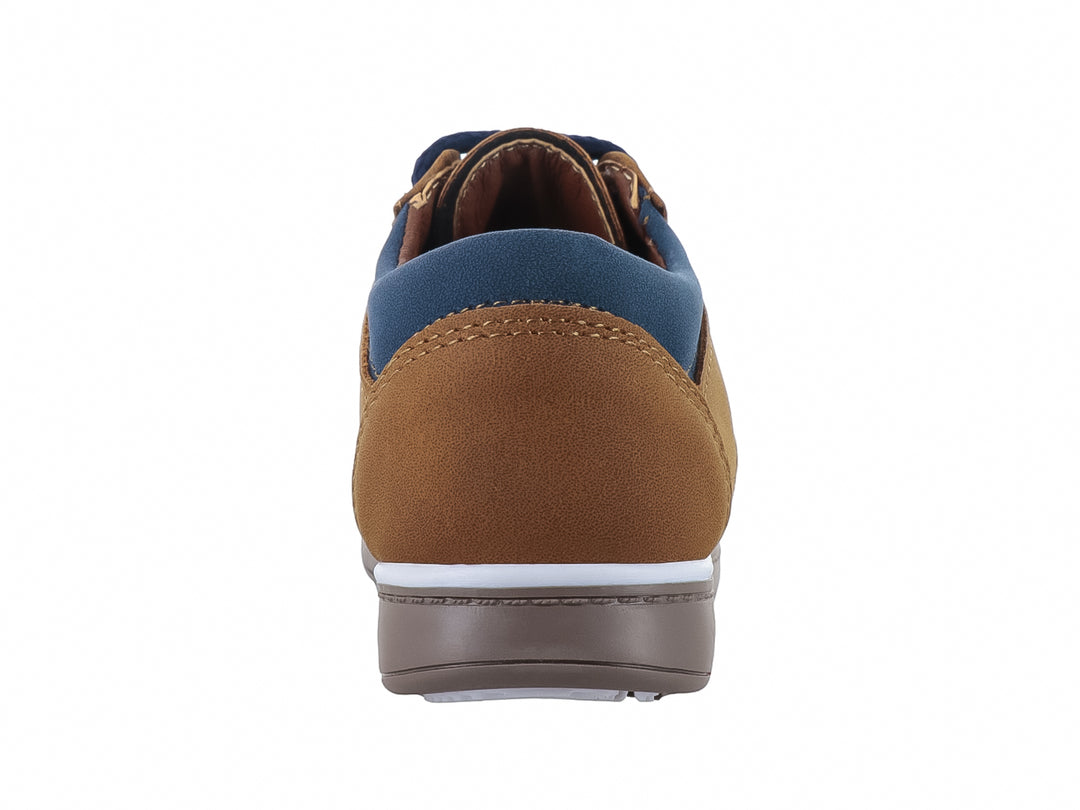 Zapato casual para niño en color tan con agujetas azul marino y suela blanca.