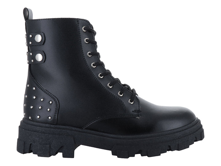 Botas negras para niña con suela track, detalles de estoperoles plateados y agujetas.