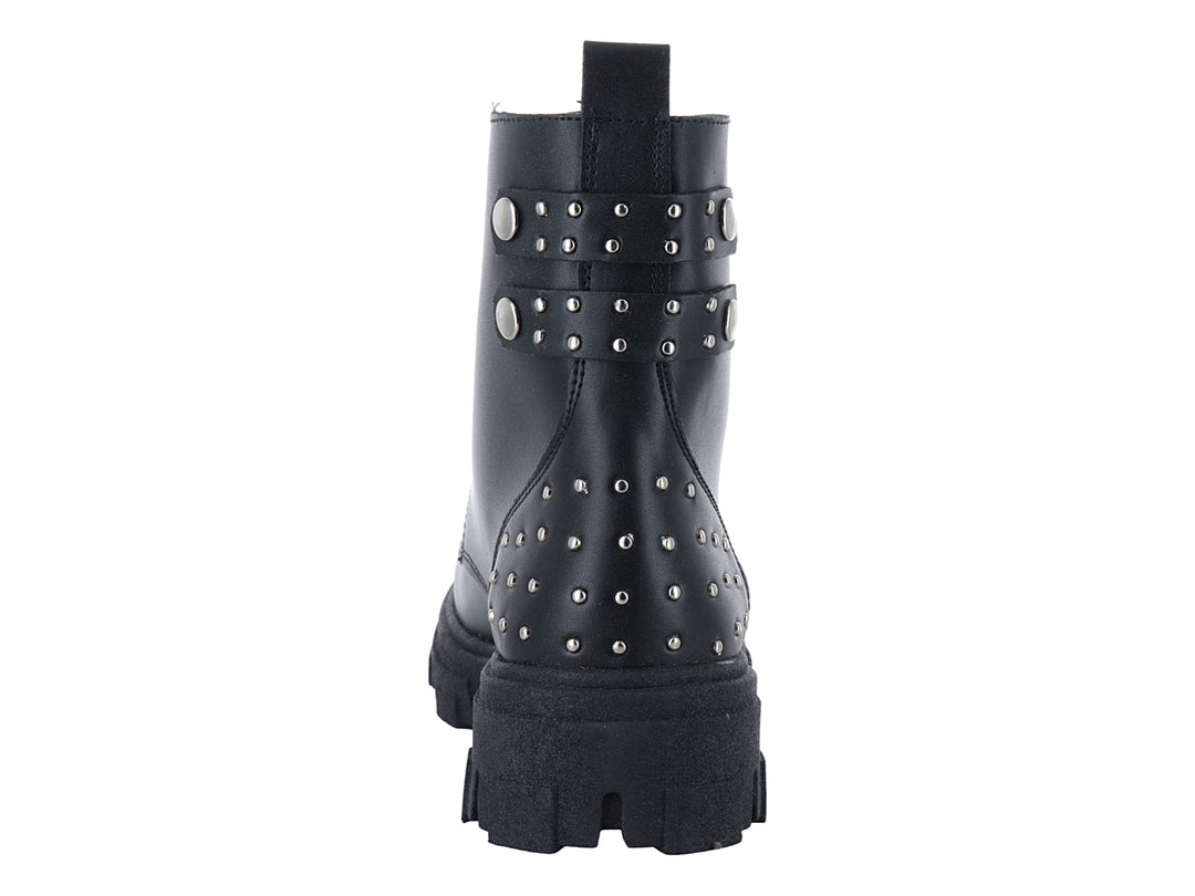 Botas negras para niña con suela track, detalles de estoperoles plateados y agujetas.