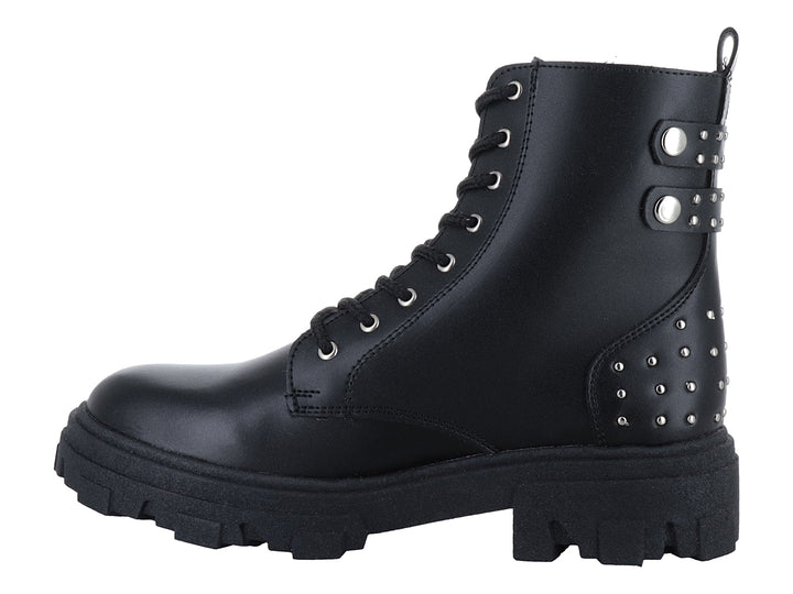 Botas negras para niña con suela track, detalles de estoperoles plateados y agujetas.