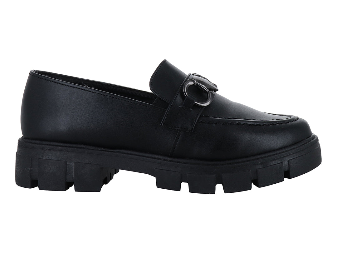Mocasín negro con suela track gruesa y detalle de hebilla metálica.
