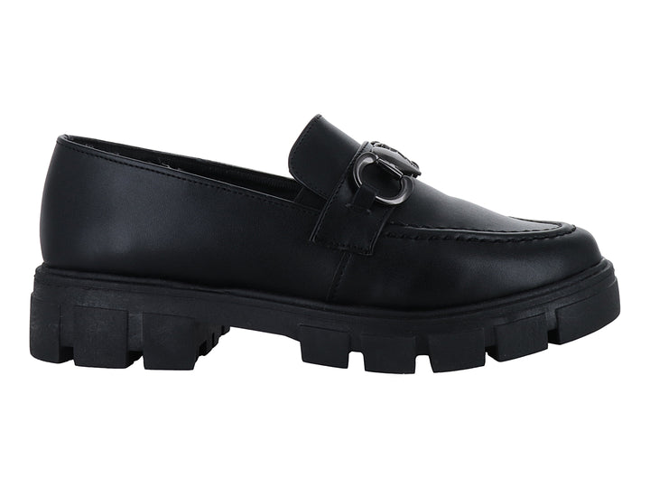 Mocasín negro con suela track gruesa y detalle de hebilla metálica.