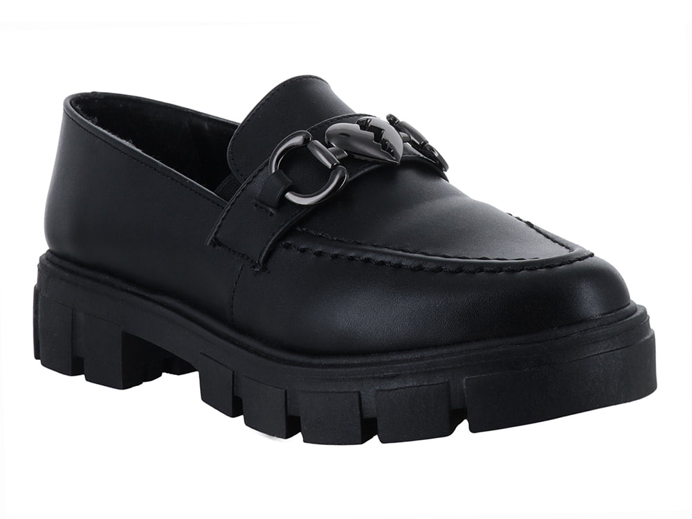 Mocasín negro con suela track gruesa y detalle de hebilla metálica.