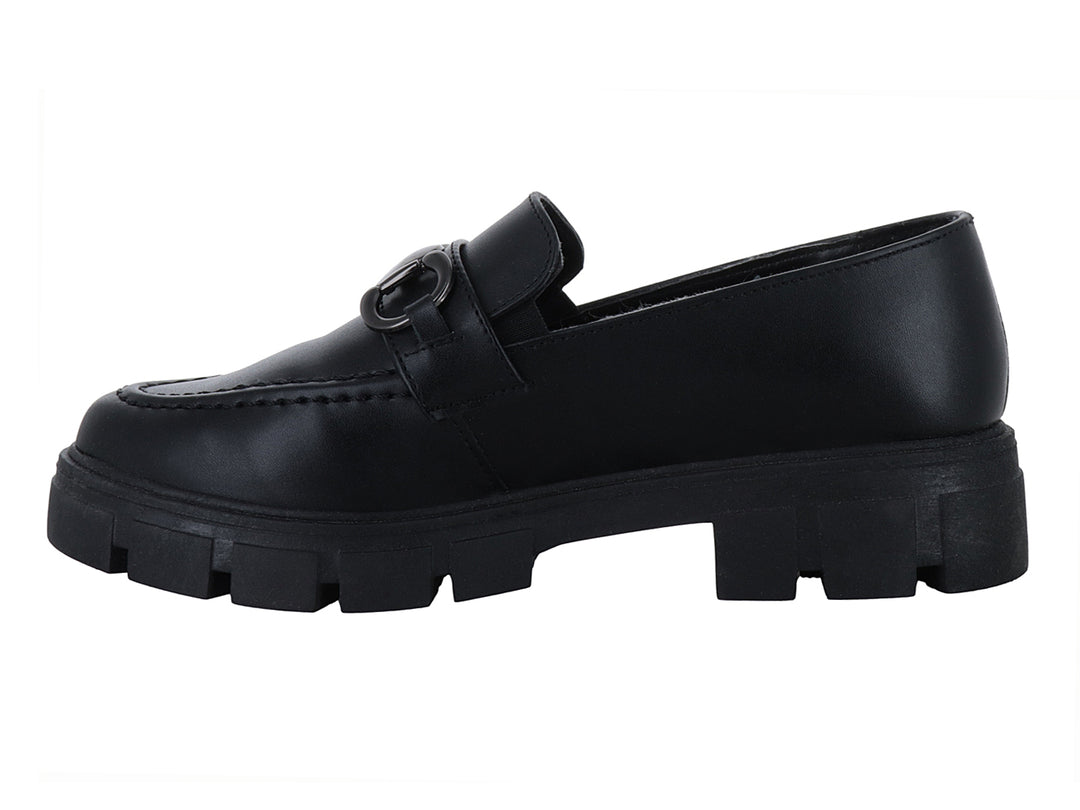 Mocasín negro con suela track gruesa y detalle de hebilla metálica.