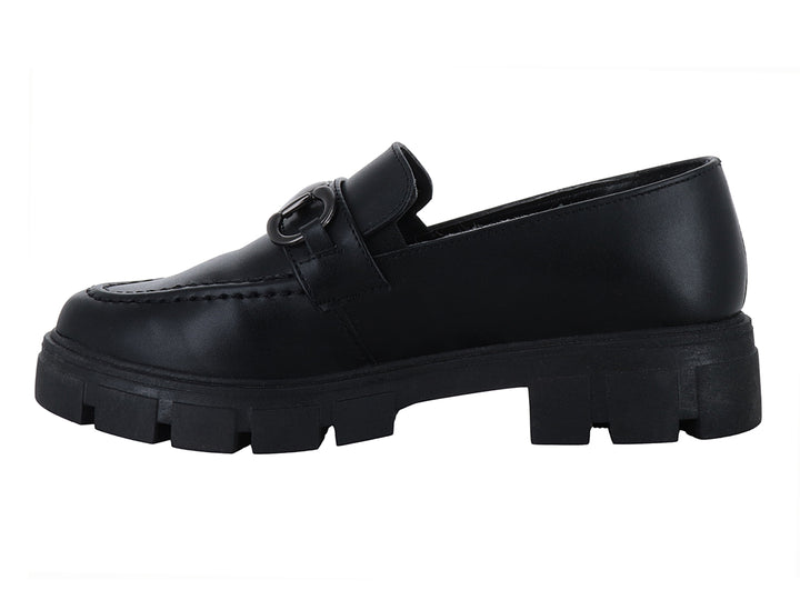 Mocasín negro con suela track gruesa y detalle de hebilla metálica.