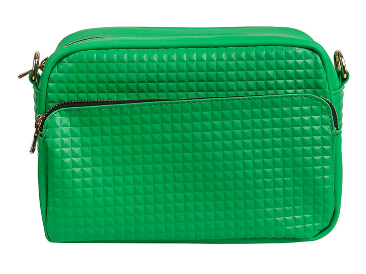 Bolso rectangular color verde esmeralda con textura de relieve cuadriculado y cierre frontal.