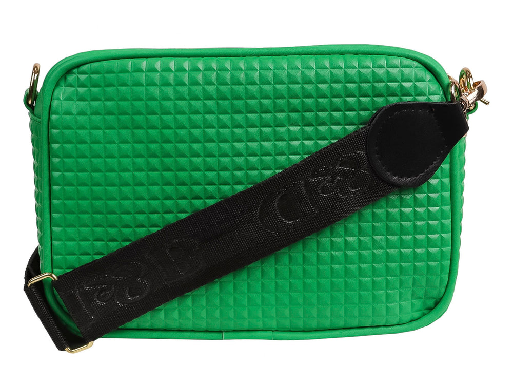 Bolso rectangular color verde esmeralda con textura de relieve cuadriculado y cierre frontal.