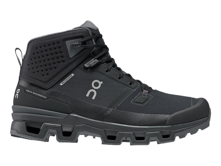 Zapato deportivo tipo botín color negro On Cloud con suela robusta y diseño impermeable.