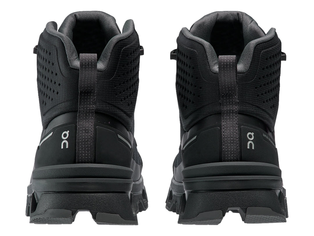 Zapato deportivo tipo botín color negro On Cloud con suela robusta y diseño impermeable.
