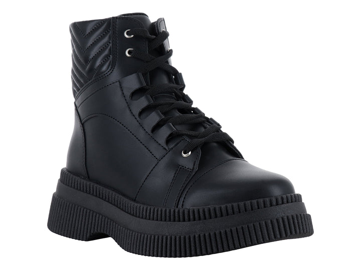 Bota negra de caña media con suela gruesa tipo track y agujetas negras para niña.
