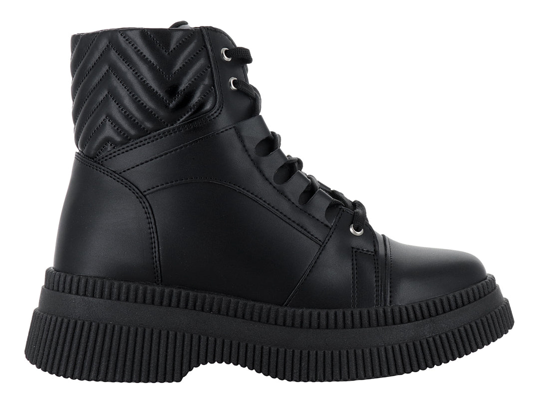 Bota negra de caña media con suela gruesa tipo track y agujetas negras para niña.