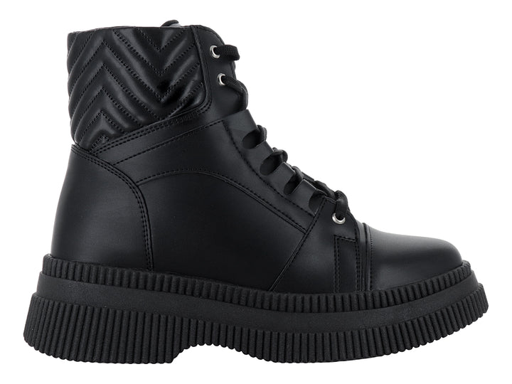 Bota negra de caña media con suela gruesa tipo track y agujetas negras para niña.
