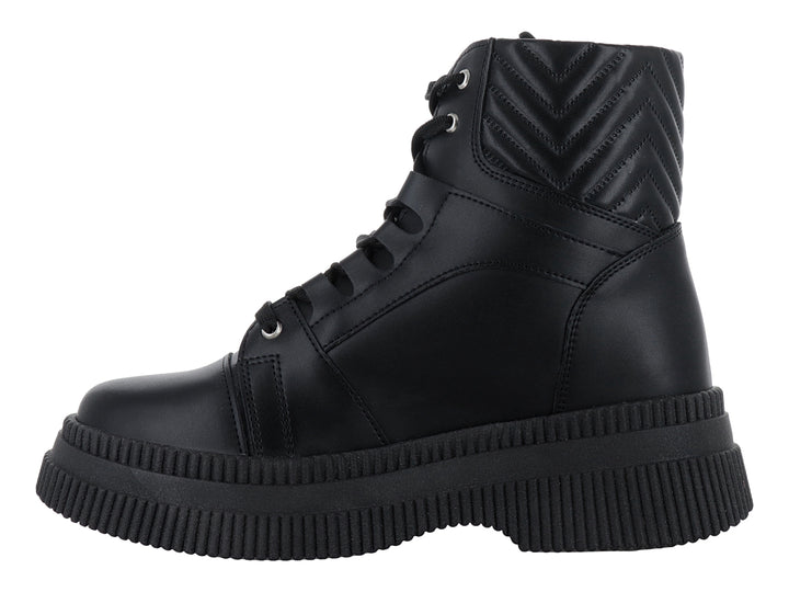 Bota negra de caña media con suela gruesa tipo track y agujetas negras para niña.