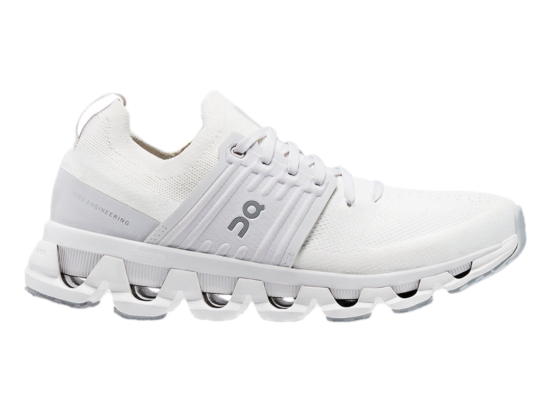 Tenis deportivos On Cloudswift 3 en color blanco total con suela tecnológica amortiguada.