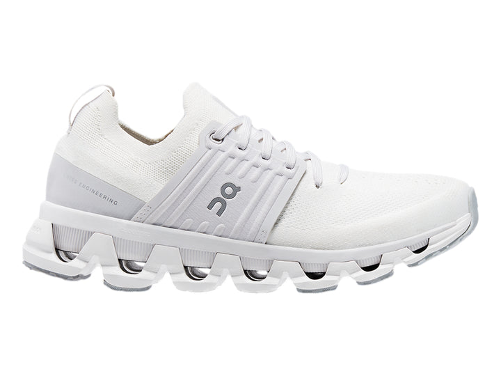 Tenis deportivos On Cloudswift 3 en color blanco total con suela tecnológica amortiguada.