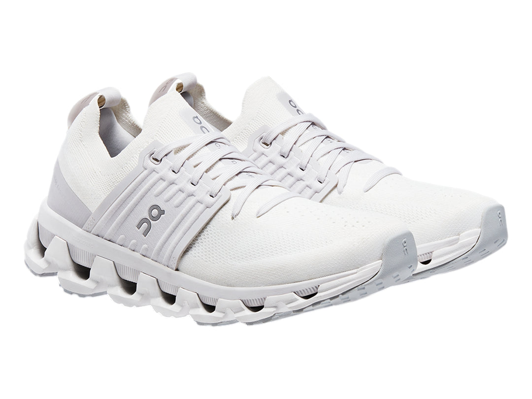 Tenis deportivos On Cloudswift 3 en color blanco total con suela tecnológica amortiguada.