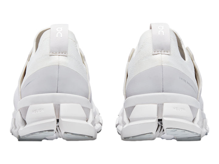 Tenis deportivos On Cloudswift 3 en color blanco total con suela tecnológica amortiguada.