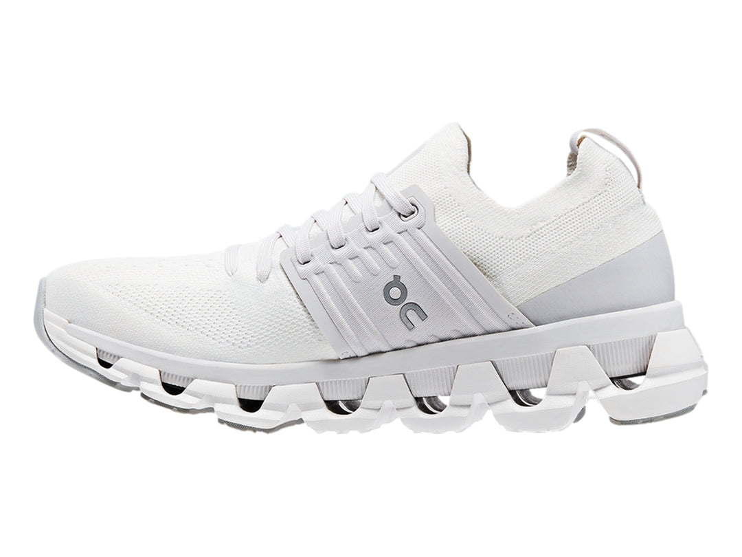 Tenis deportivos On Cloudswift 3 en color blanco total con suela tecnológica amortiguada.