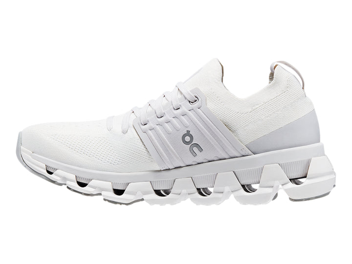 Tenis deportivos On Cloudswift 3 en color blanco total con suela tecnológica amortiguada.