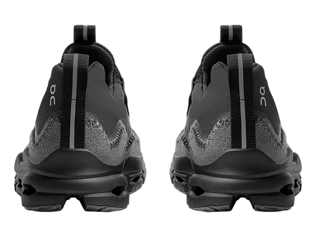 Zapato deportivo On Cloudaway en color negro con suela amortiguada y diseño moderno.